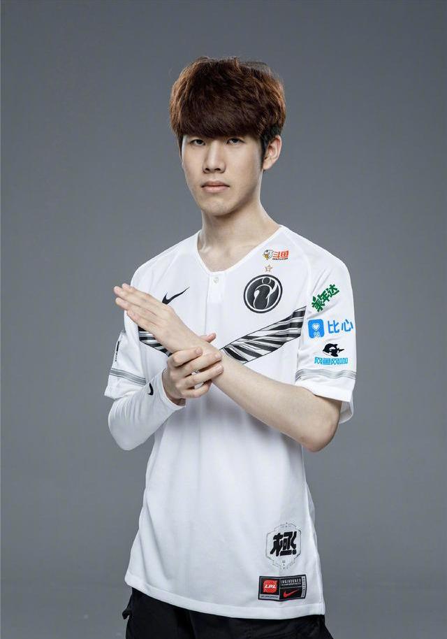 headtr1ck晒与s1mple合照祝贺其回归